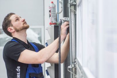 ein Wertec-Mitarbeiter bei der Wartung eines Industrietores