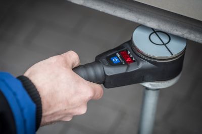 ein Mitarbeiter nimmt eine Kraftmessung an einem Tor vor