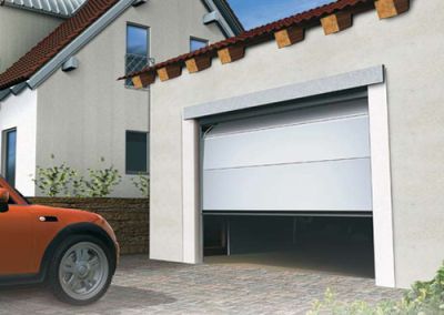 ein sich nach oben öffnendes Sektionaltor an einer Garage