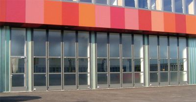 voll verglaste Falttoranlage an einer Halle