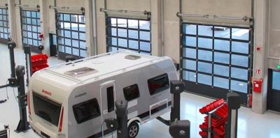 Fahrzeughalle in Innenansicht mit Toranlagen