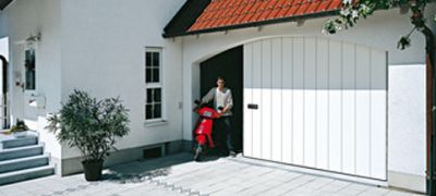 Eigenheim-Garage mit Sektionaltor, dass sich nach der Seite öffnet