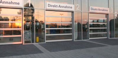 Abbildung mit drei stark verglasten Panorama-Sektionaltoren