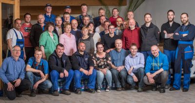 Gruppenbild Team Wertec: circa 30 Personen lächeln in die Kamera