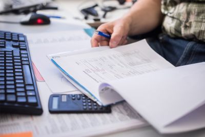 ein Wertec-Mitarbeiter mit einer Normen-Übersicht