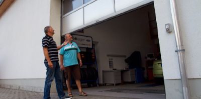 Kunde und Wertec-Mitarbeiter beraten vor Ort den Einbau eines Hallentores