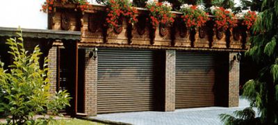 zwei Rolltore an einer großen Garage