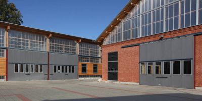 Stahl-Schiebetore an einer historischen Werkhalle